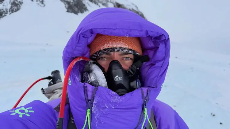 Drapelul Republicii Moldova, din nou pe Everest. Cine este femeia care a atins această performanță