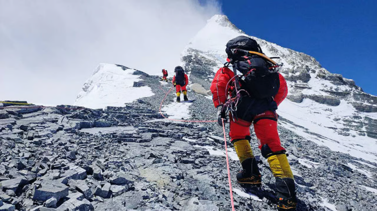 Record pe Everest: 274 de alpiniști au ajuns într-o singură zi pe cel mai înalt vârf din lume