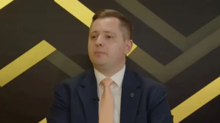 Salarii și indemnizații mai mari pentru asistenții parentali: sistemul ar putea fi revizuit