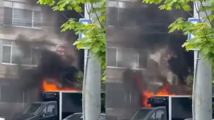 VIDEO Fum dens și flăcări puternice în Chișinău: O motocicletă și două mașini, cuprinse de foc