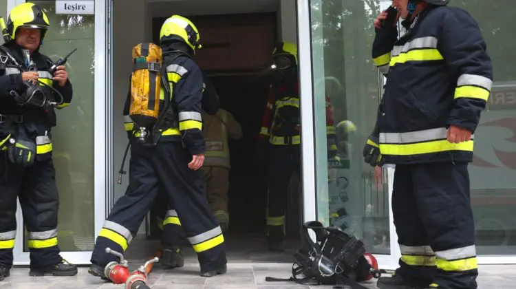 FOTO Incendiu la un colegiu din Capitală. Nivel sporit de intervenție, după ce s-a aprins un panou electric