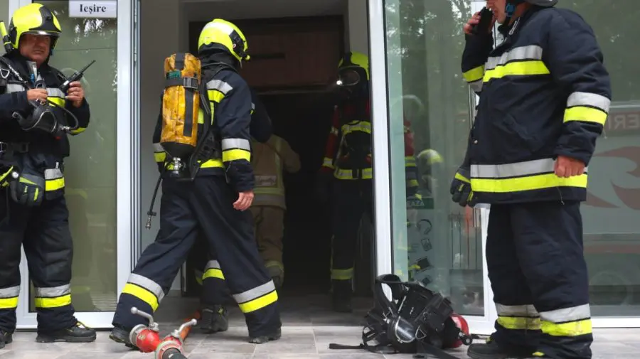 FOTO Incendiu la un colegiu din Capitală. Nivel sporit de intervenție, după ce s-a aprins un panou electric