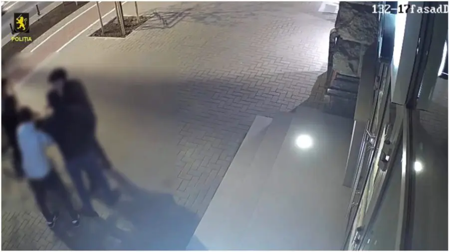 VIDEO Jaf în plină stradă în sectorul Centru al capitalei. Doi tineri ar fi agresat un adolescent și i-au furat banii