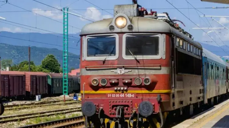 Incident feroviar grav în România: locomotiva unui tren de călători a luat foc pe ruta spre Sibiu