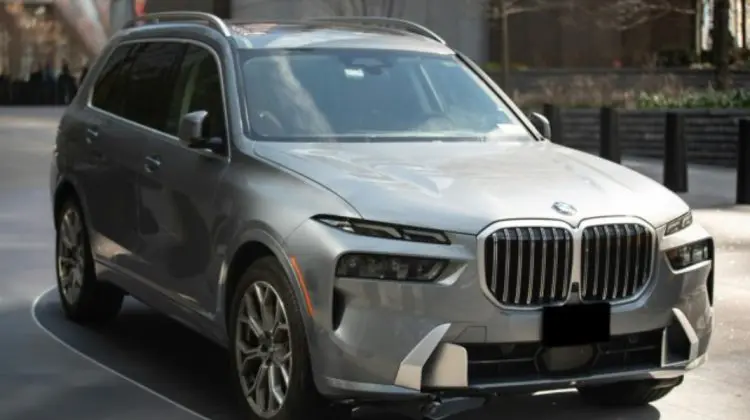 Doi români, condamnați la închisoare în Moldova: Au încercat să vândă ilegal un BMW închiriat de la o companie