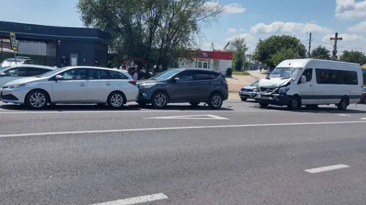 VIDEO Accident în lanț la Anenii Noi: Trei autovehicule avariate, inclusiv un microbuz de rută