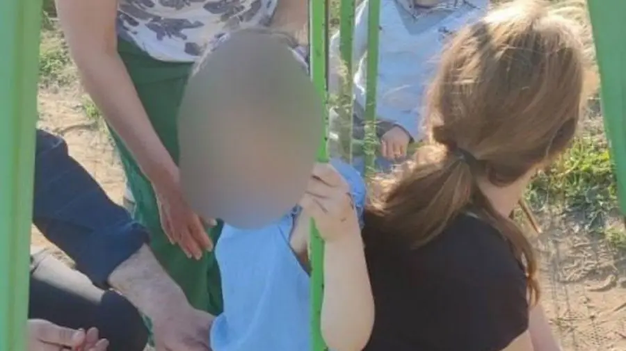 FOTO Incident în Camenca: Două fetițe, blocate într-un scrânciob timp de câteva ore