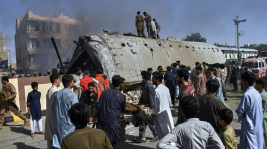 VIDEO Atac terorist asupra unui tren din Pakistan: cel puțin 24 de morți și peste 50 de răniți