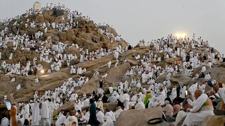 Peste 1,5 milioane de musulmani se roagă pe Muntele Arafat, unde temperaturile depășesc 45 grade