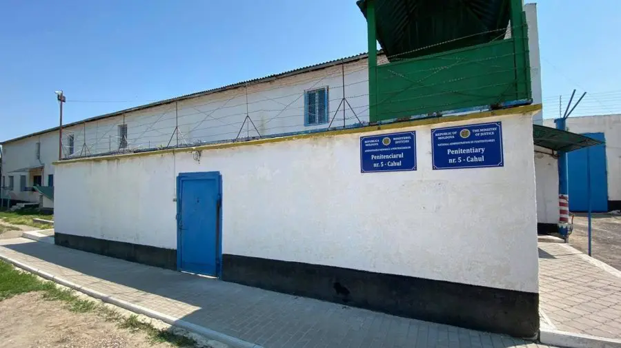 Un bărbat reținut pentru viol, depistat strangulat în Penitenciarul nr.5 din Cahul