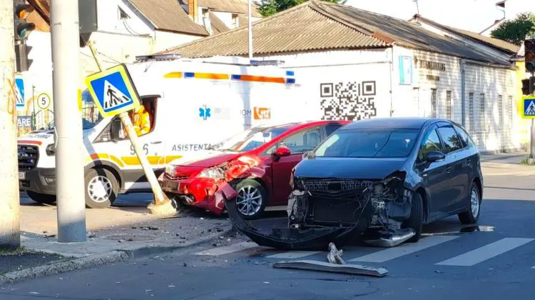 Accident matinal în centrul capitalei. O femeie a ajuns la spital după impactul dintre două automobile