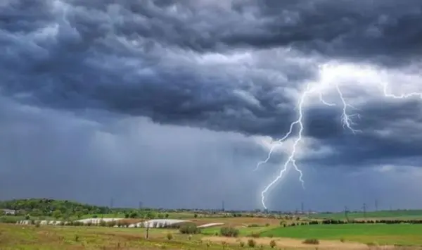 Vin ploi puternice cu descărcări electrice! Meteorologii au emis cod galben