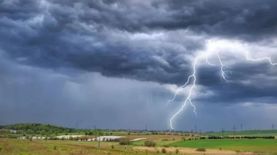 Prognoza meteo pentru 7 august: Caniculă nu cedează, însă sunt posibile ploi și descărcări electrice izolate