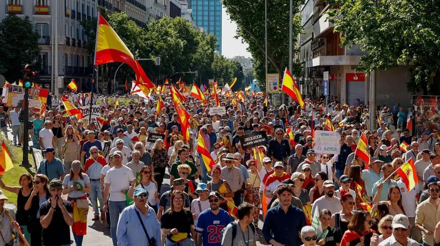 VIDEO Protest masiv la Madrid împotriva premierului Pedro Sanchez: Zeci de mii de oameni au cerut demisia guvernului