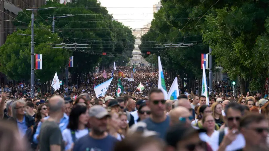 Zeci de mii de oameni au ieșit în stradă la Belgrad. 23 de manifestanţi au fost arestaţi