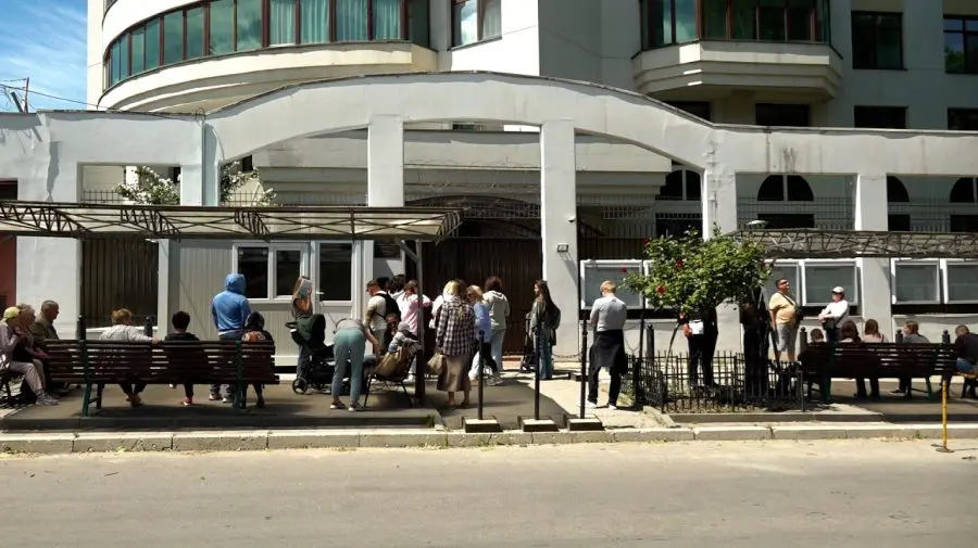 „M-am născut la Rostov. Am venit de la Odesa după pașaport”. Ce spun cetățenii care stau în rând la Ambasada Rusiei