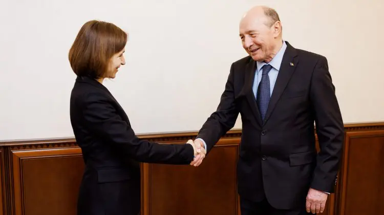 Maia Sandu îi acordă cetățenia Republicii Moldova lui Traian Băsescu: „Am reușit să corectăm o nedreptate”