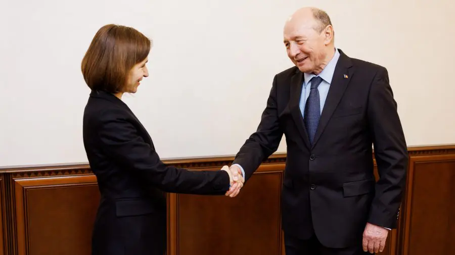 Maia Sandu îi acordă cetățenia Republicii Moldova lui Traian Băsescu: „Am reușit să corectăm o nedreptate”