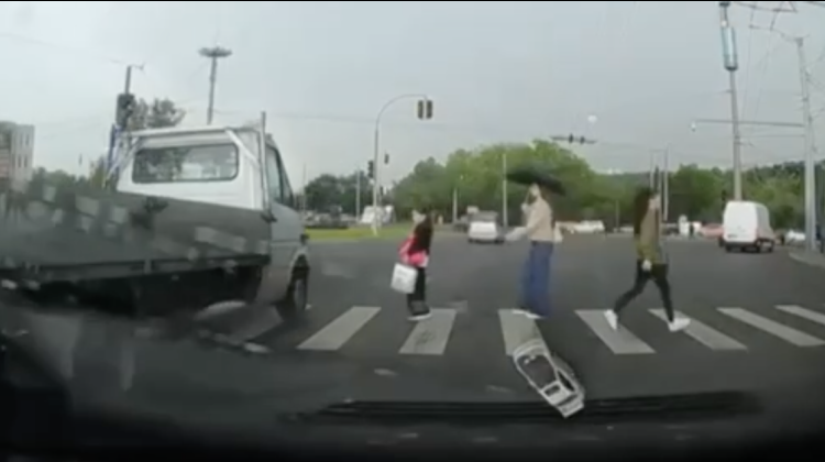 VDEO cu momentul în care un copil era la un pas de a fi tamponat pe trecerea de pietoni. Poliția a găsit șoferul