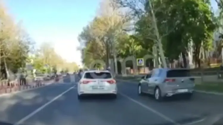 A ignorat pietonii care traversau strada: Un șofer grăbit din Nisporeni a fost amendat de polițiști