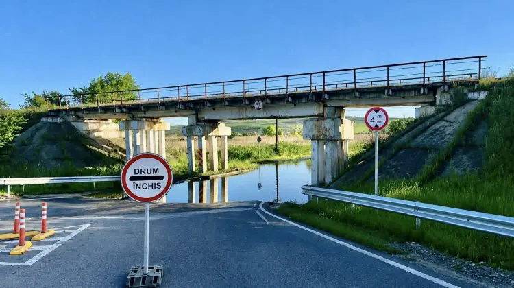 Drum închis în Strășeni! Ploile au inundat zona podului de sub calea ferată
