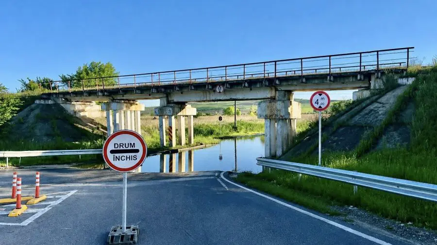 Drum închis în Strășeni! Ploile au inundat zona podului de sub calea ferată