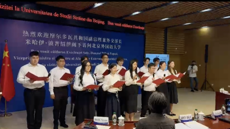 STOP CADRU Studenți din China recită în română „Glosa” lui Eminescu
