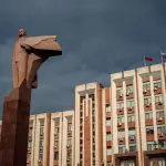 Arborarea „drapelului” și intonarea „imnului” regiunii transnistrene în școli: Chișinăul critică decizia