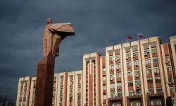 Arborarea „drapelului” și intonarea „imnului” regiunii transnistrene în școli: Chișinăul critică decizia