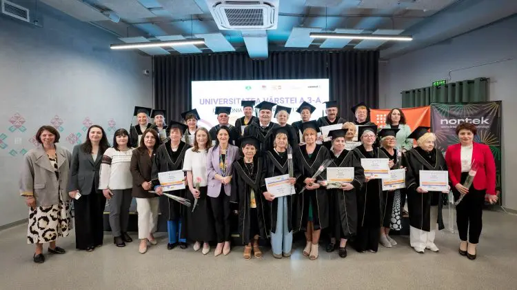Ultimul sunet la vârsta a treia: 40 de seniori au absolvit universitatea la Bălți