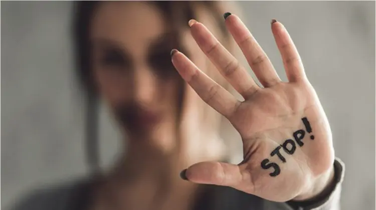 „Este nevoie de șapte ori ca o femeie să rupă cercul violenței”. Specialiștii explică de ce este atât de greu