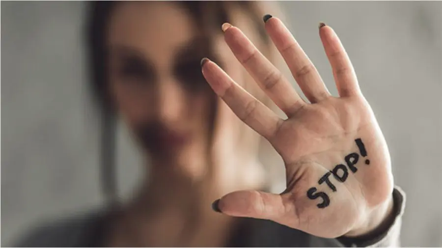 „Este nevoie de șapte ori ca o femeie să rupă cercul violenței”. Specialiștii explică de ce este atât de greu