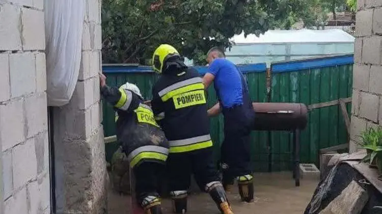 Ploile și vântul puternic au afectat mai multe regiuni ale țării: Gospodării inundate și copaci căzuți peste automobile