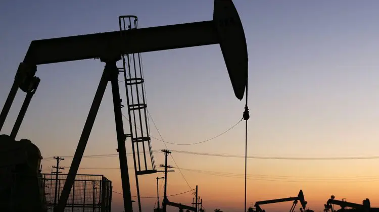 Prețul petrolului scade la început de săptămână, pe fondul progreselor din negocierile SUA–Iran