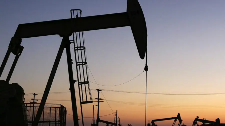 Prețul petrolului scade la început de săptămână, pe fondul progreselor din negocierile SUA–Iran