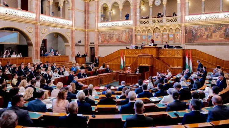 Parlamentul Ungariei reduce salariile deputaților cu 40%. Reforma promovată de Peter Magyar, adoptată în unanimitate