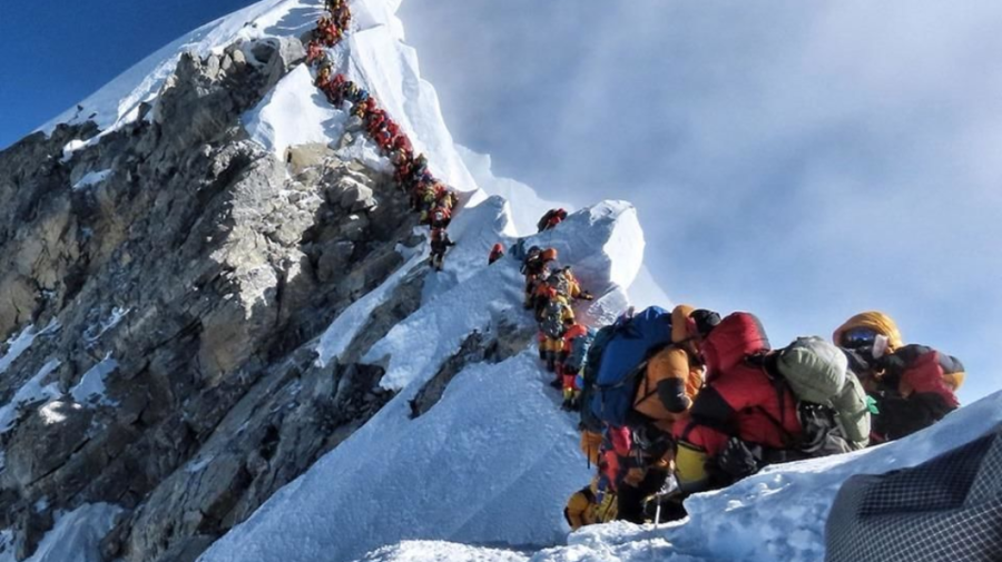 Miracol pe Everest: un ghid nepalez dispărut de șase zile a fost găsit în viață pe versanți