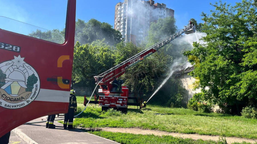 FOTO Intervenția pompierilor în curtea „Spații Verzi”. VIDEO cu o femeie care povestește cum a observat focul