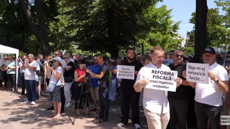 Pancarte și mesaje dure în fața Parlamentului. Opoziția protestează împotriva reformei fiscale