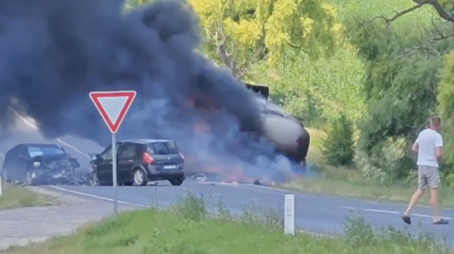 VIDEO Două mașini s-au tamponat în raionul Sîngerei. Arde o cisternă încărcată cu 30 de tone de combustibil