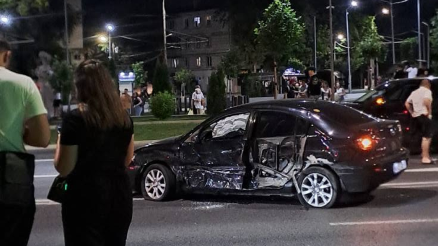Accident nocturn în Capitală: FOTO cu mașina „boțită” lateral într-o intersecție de la Botanica 