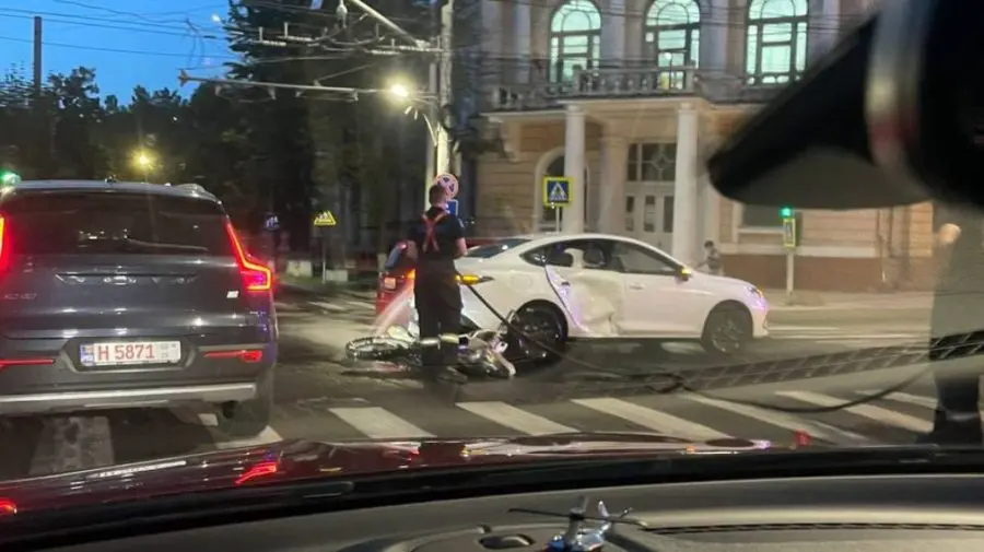 VIDEO Accident rutier în centrul Chișinăului. Un motociclist de 16 ani a ajuns la spital în urma impactului