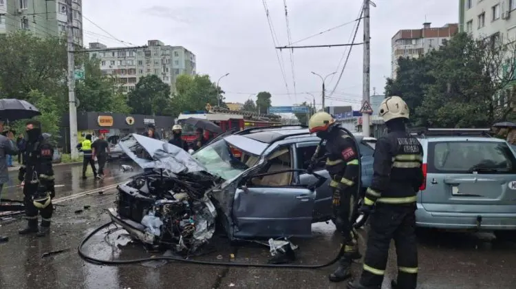 Noi detalii despre accidentul de la Tiraspol, în care au fost implicate cinci mașini: Două persoane au fost rănite