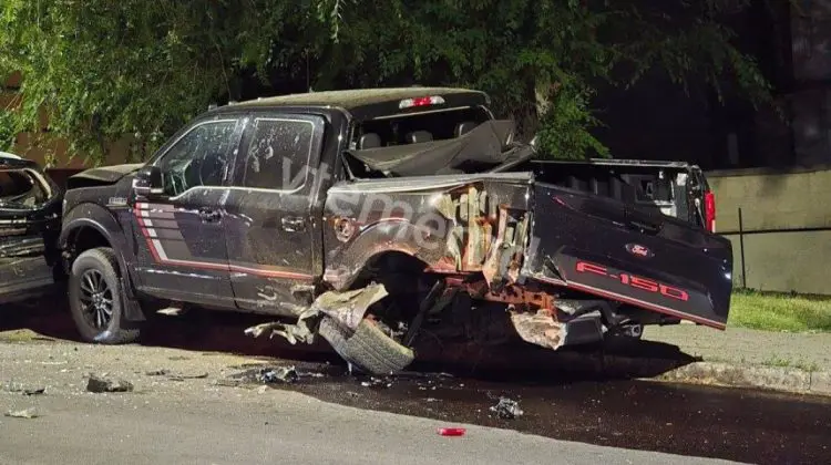 Patru automobile, avariate într-un accident pe strada Socoleni. Șoferul era băut și a părăsit locul faptei