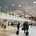 Alertă falsă cu bombă în toiul nopții la Aeroportul din Chișinău. Oamenii legii nu au găsit obiecte suspecte
