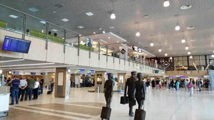 Alertă falsă cu bombă în toiul nopții la Aeroportul din Chișinău. Oamenii legii nu au găsit obiecte suspecte