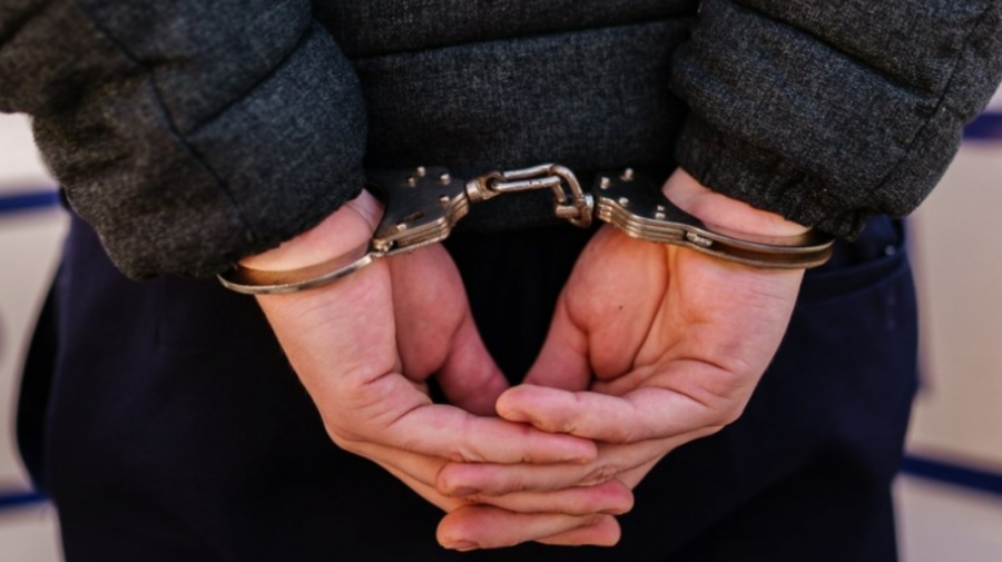 Un bărbat este acuzat că își viola fiica de doar 13 ani. Agresorul a fost arestat