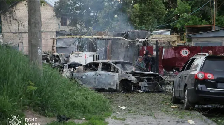 Atac masiv asupra Kievului: locuințe și un spital distruse, morți și zeci de răniți