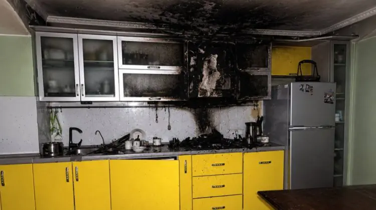 Incendiu într-o locuință din Tiraspol! O femeie a uitat hota pornită, iar flăcările i-au distrus bucătăria