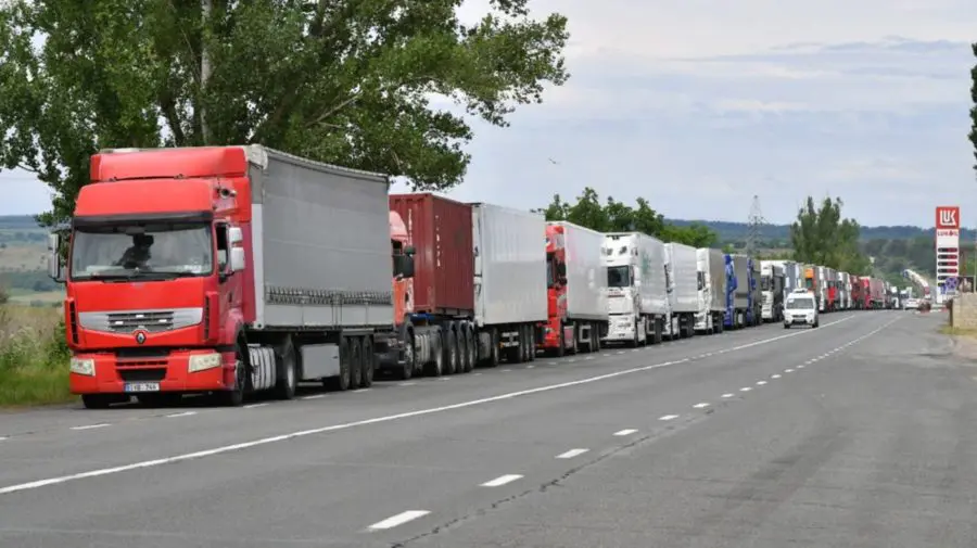 Restricții de trafic din cauza caniculei: Camioanele staționează la frontiera cu România